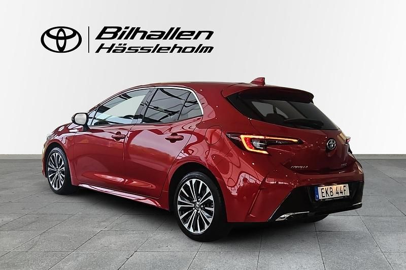 Begagnad Toyota Corolla Hybrid Style 141 HK (103 kW) 2023 Röd Halvkombi
