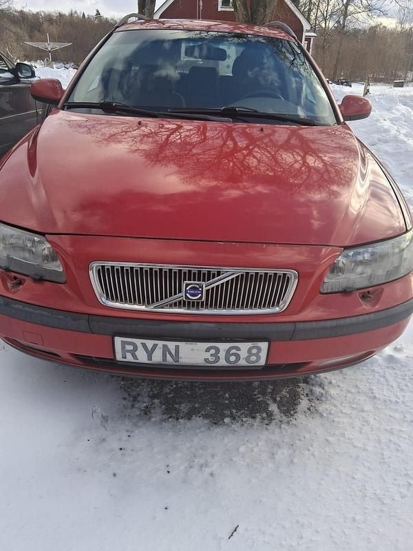 Begagnad Volvo V70 140 HK (102 kW) 2001 Röd Kombi