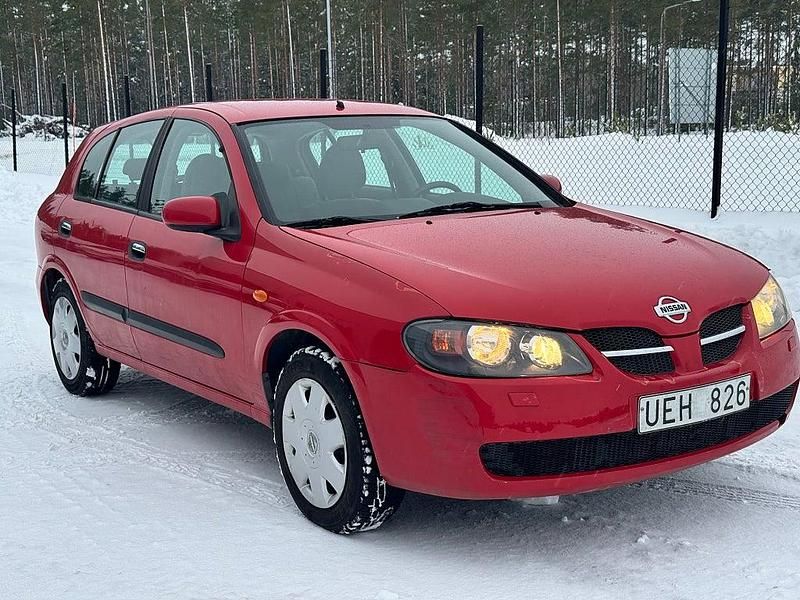 Begagnad Nissan Almera 116 HK (85 kW) 2003 Röd Halvkombi
