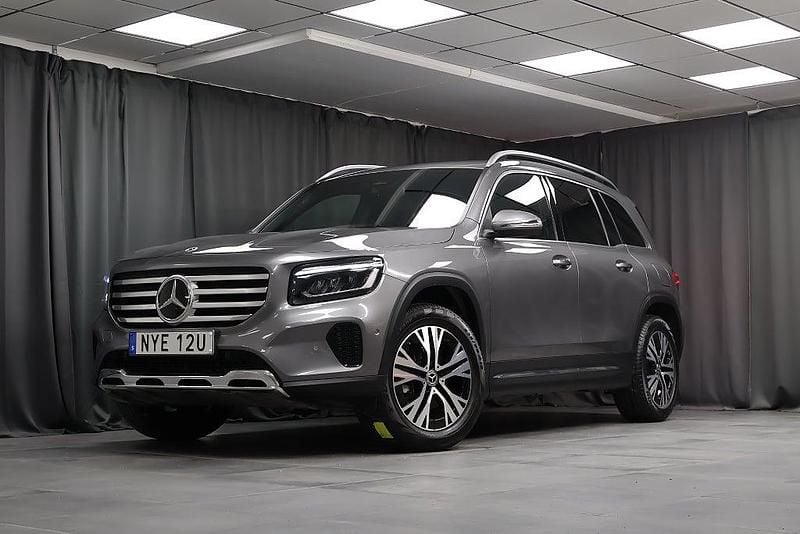 Grå Begagnad 2024 Mercedes GLB200 Advanced Plus SUV | 439 000 kr (Marknadspris) - Bild 1/4
