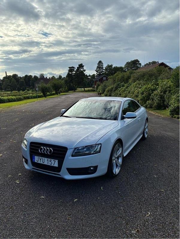 Grå Begagnad 2010 Audi A5 Sport Sportkupé | 80 000 kr (Marknadspris) - Bild 1/4