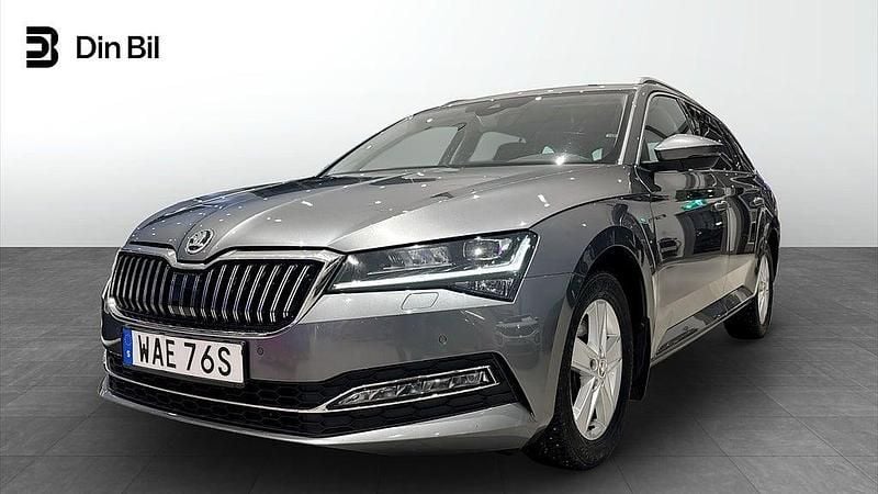 Graphite grey metallic Begagnad 2022 Skoda Superb Style Kombi | 349 900 kr (Marknadspris) - Bild 1/4