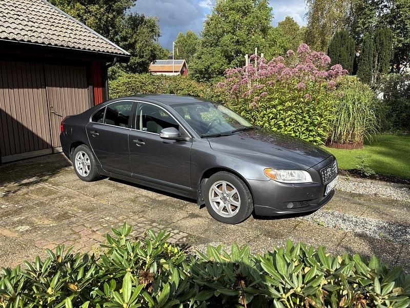 Grå Begagnad 2008 Volvo S80 Momentum Sedan | 49 000 kr (Marknadspris) - Bild 1/4