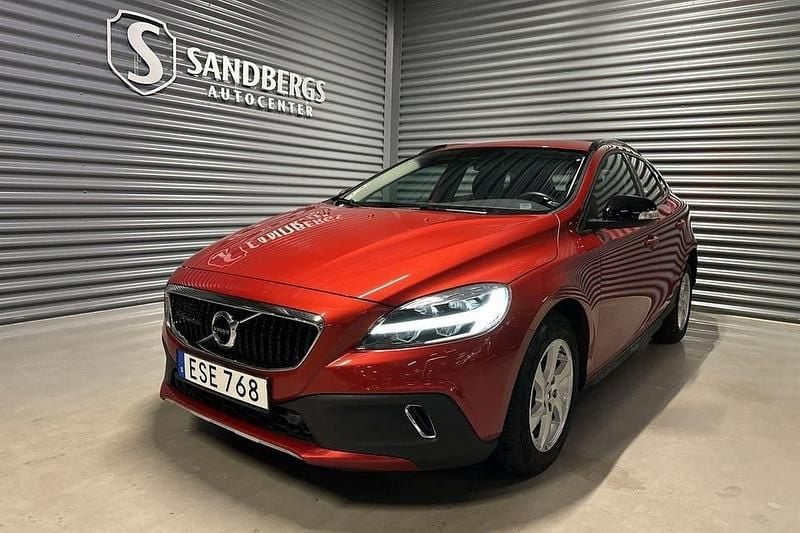 Röd Begagnad 2019 Volvo V40 Kinetic SUV | 258 500 kr (Lite dyr) - Bild 1/4