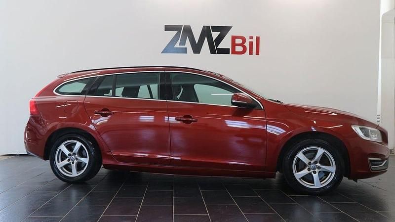 Begagnad Volvo V60 Momentum 190 HK (139 kW) 2016 Röd Kombi