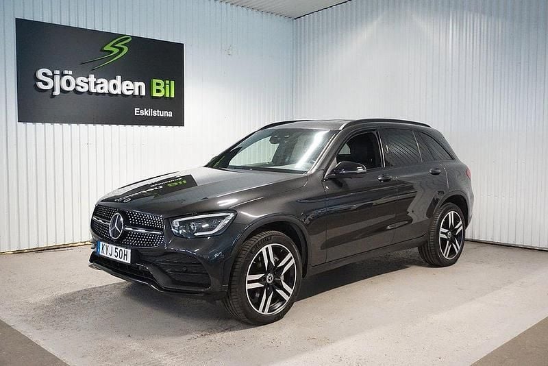 Grå Begagnad 2021 Mercedes GLC300e AMG line SUV | 414 900 kr (Bra pris) - Bild 1/4