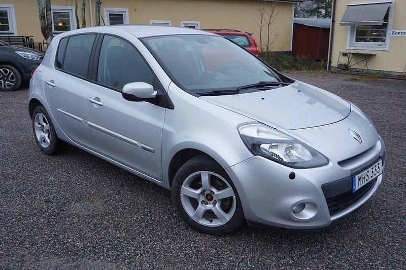 Silver Begagnad 2012 Renault Clio R.S. Halvkombi | 44 900 kr (Marknadspris) - Bild 1/4