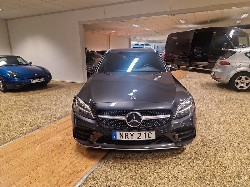 Grå Begagnad 2019 Mercedes C300e AMG Kombi | 289 000 kr - Bild 1/4