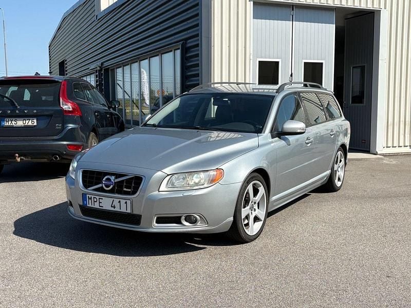 Silver Begagnad 2011 Volvo V70 R-Design Kombi | 79 900 kr (Marknadspris) - Bild 1/4