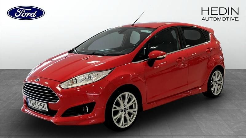 Röd (red) Begagnad 2016 Ford Fiesta Titanium Halvkombi | 69 900 kr (Marknadspris) - Bild 1/4