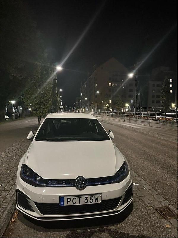 Begagnad 2020 VW Golf VIII GTE Halvkombi | 208 500 kr (Superpris) - Bild 1/3