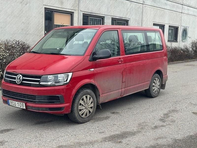 Röd Begagnad 2016 VW Caravelle Minibuss | 149 900 kr (Superpris) - Bild 1/4