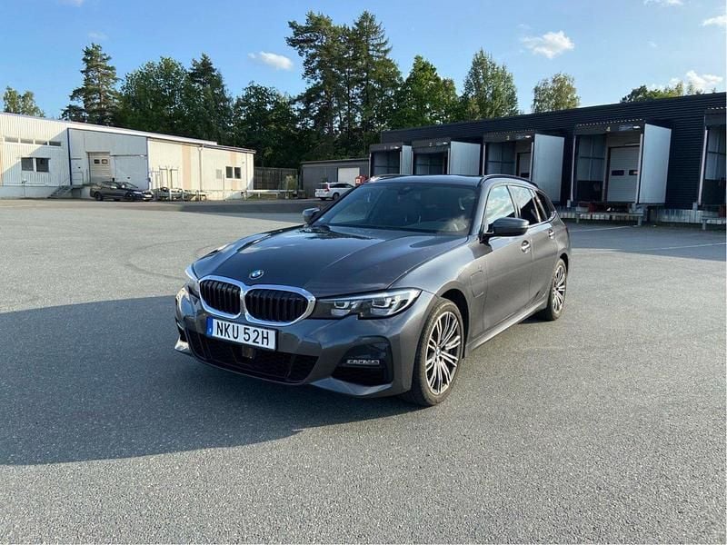 Grå Begagnad 2021 BMW 330e M Sport Kombi | 310 000 kr (Marknadspris) - Bild 1/4