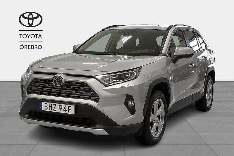 Silver Begagnad 2021 Toyota RAV4 Hybrid Executive SUV | 329 900 kr (Bra pris) - Bild 1/3