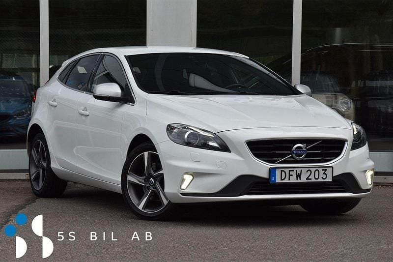 Vit Begagnad 2016 Volvo V40 R-Design Kombi | 149 900 kr (Marknadspris) - Bild 1/4