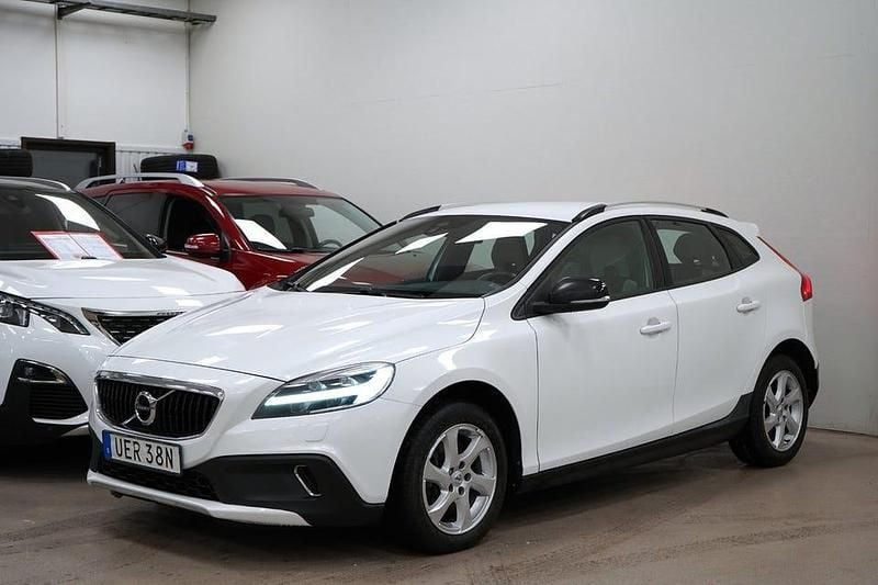 Vitmetallic Begagnad 2019 Volvo V40 CC Momentum Kombi | 134 900 kr (Marknadspris) - Bild 1/4