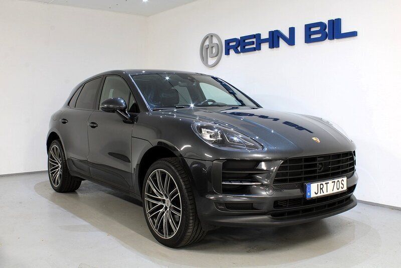 Grå Begagnad 2019 Porsche Macan Sport SUV | 519 000 kr (Marknadspris) - Bild 1/4