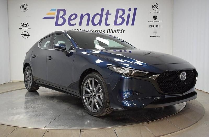 Blå Ny 2025 Mazda 3 Halvkombi | 309 500 kr - Bild 1/4