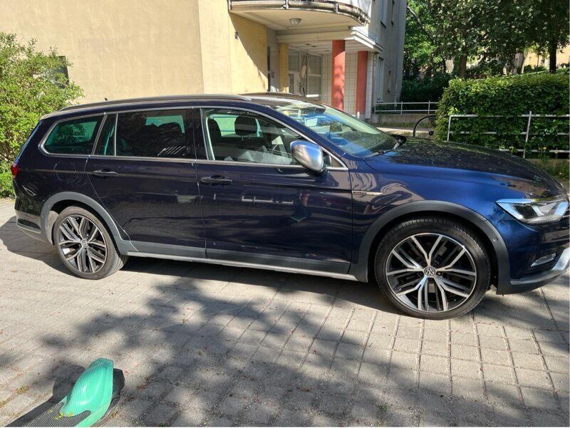 Blå Begagnad 2017 VW Passat Alltrack Kombi | 150 000 kr (Lite dyr) - Bild 1/4