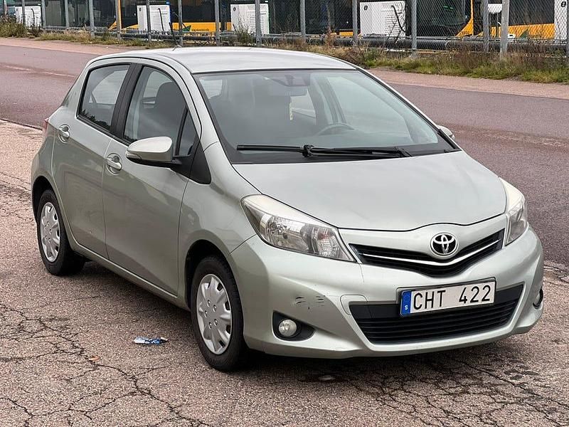 Grå Begagnad 2012 Toyota Yaris Halvkombi | 39 000 kr (Marknadspris) - Bild 1/4