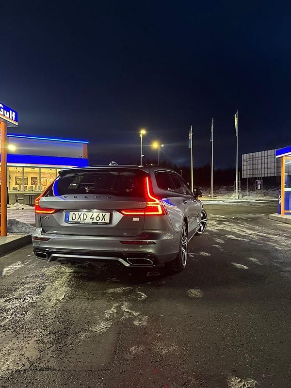 Begagnad Volvo V60 R-Design 340 HK (250 kW) 2021 Kombi