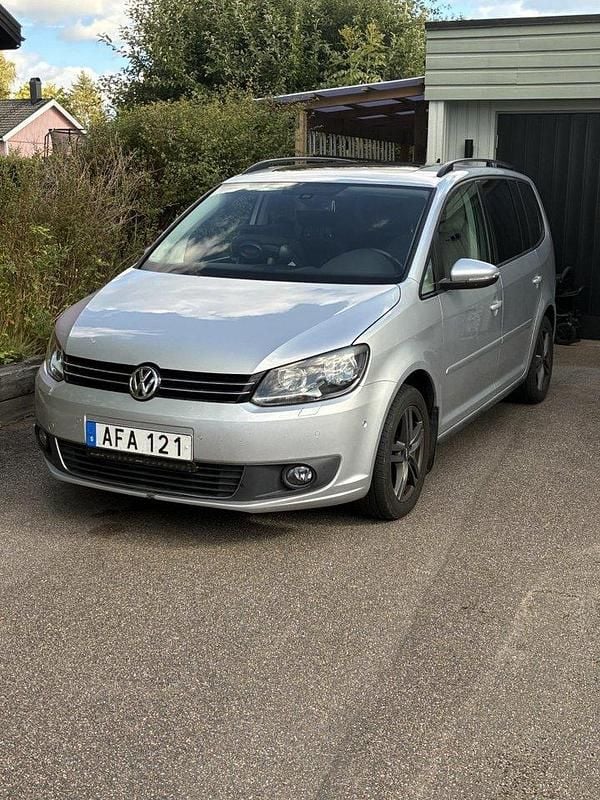 Silver Begagnad 2014 VW Touran Minibuss | 90 000 kr (Marknadspris) - Bild 1/4