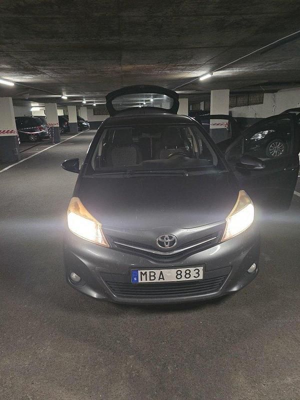 Grå Begagnad 2013 Toyota Yaris Active Halvkombi | 55 500 kr (Marknadspris) - Bild 1/4