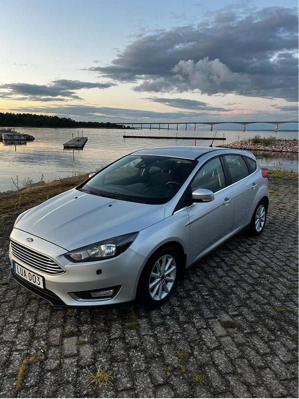 Grå Begagnad 2015 Ford Focus Titanium Halvkombi | 51 000 kr (Marknadspris) - Bild 1/4