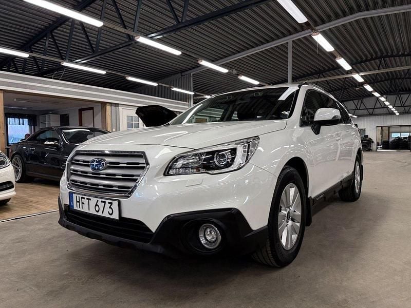 Vit Begagnad 2015 Subaru Outback SUV | 179 900 kr (Marknadspris) - Bild 1/4