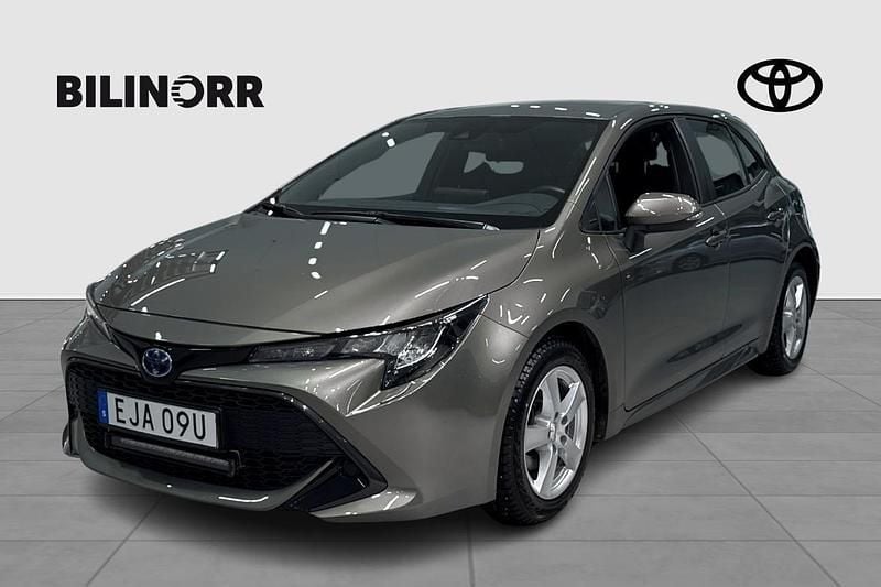 Grön Begagnad 2022 Toyota Corolla Hybrid Active Halvkombi | 229 900 kr (Marknadspris) - Bild 1/4