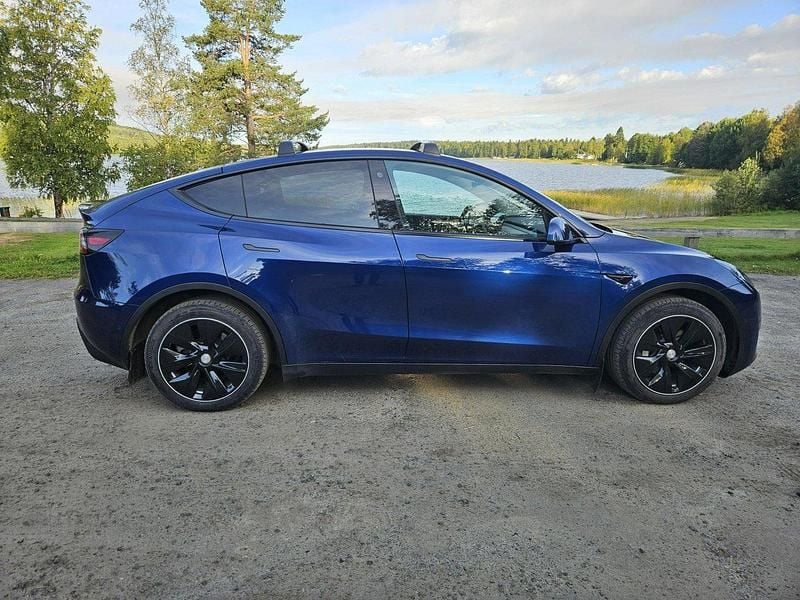Blå Begagnad 2022 Tesla Model Y Long Range AWD SUV | 375 000 kr (Marknadspris) - Bild 1/3