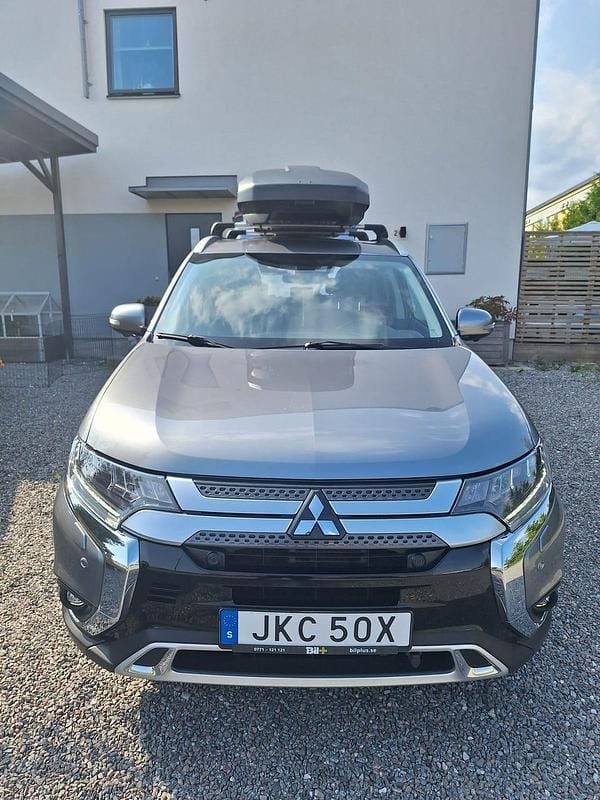Grå/silver Begagnad 2020 Mitsubishi Outlander SUV | 238 000 kr (Marknadspris) - Bild 1/4