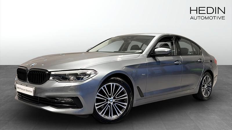 Begagnad 2017 BMW 520 Sport Line Sedan | 248 700 kr (Marknadspris) - Bild 1/4