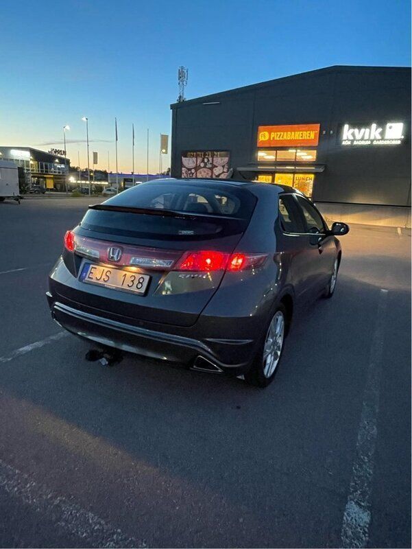 Grå Begagnad 2010 Honda Civic Sport Halvkombi | 113 000 kr (Dyr) - Bild 1/4