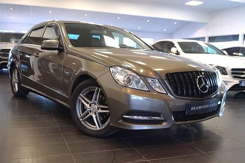 Mörkgrå Begagnad 2011 Mercedes E200 Avantgarde Sedan | 99 900 kr (Marknadspris) - Bild 1/4