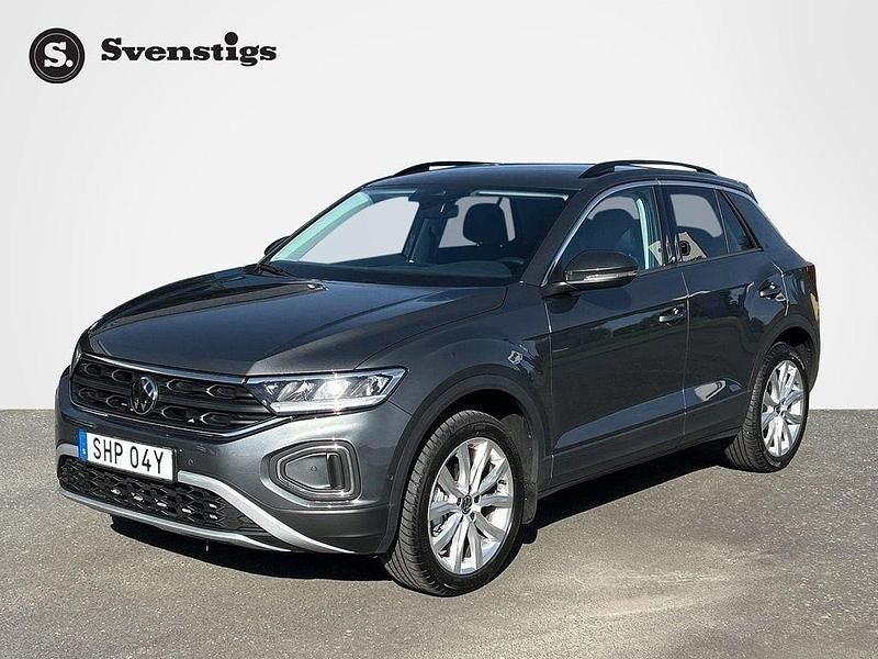 Grå Begagnad 2025 VW T-Roc Life SUV | 324 900 kr (Dyr) - Bild 1/4