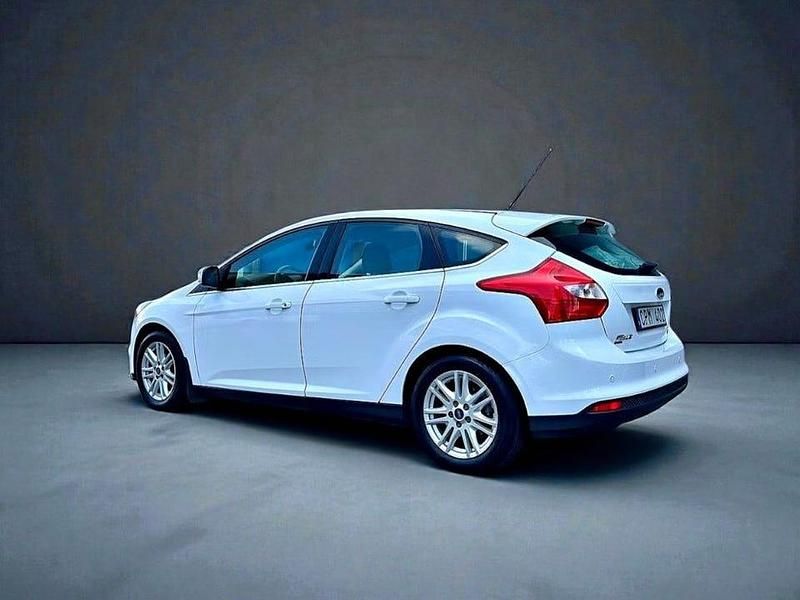 Begagnad Ford Focus Titanium 101 HK (74 kW) 2013 Vit Halvkombi