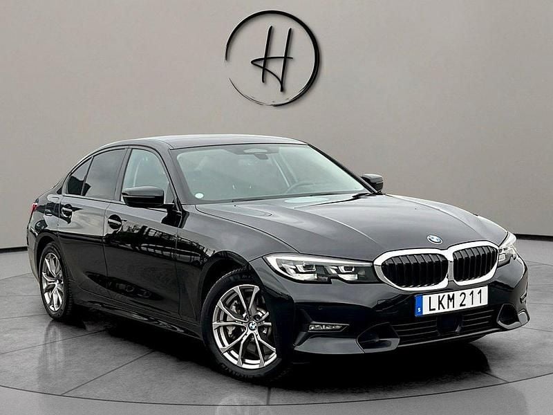 Svart Begagnad 2020 BMW 330e Sedan | 275 000 kr (Marknadspris) - Bild 1/4