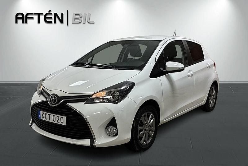 Vit Begagnad 2015 Toyota Yaris Halvkombi | 99 800 kr (Marknadspris) - Bild 1/3