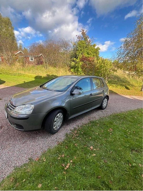 Grå Begagnad 2005 VW Golf IV Trendline Halvkombi | 29 500 kr (Marknadspris) - Bild 1/4