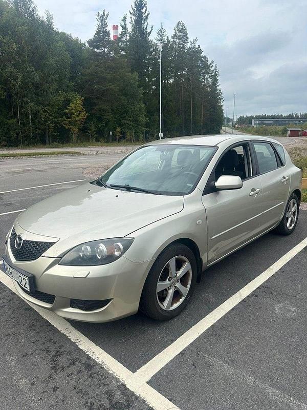 Grå Begagnad 2005 Mazda 3 Inclusive Halvkombi | 19 000 kr (Lite dyr) - Bild 1/4