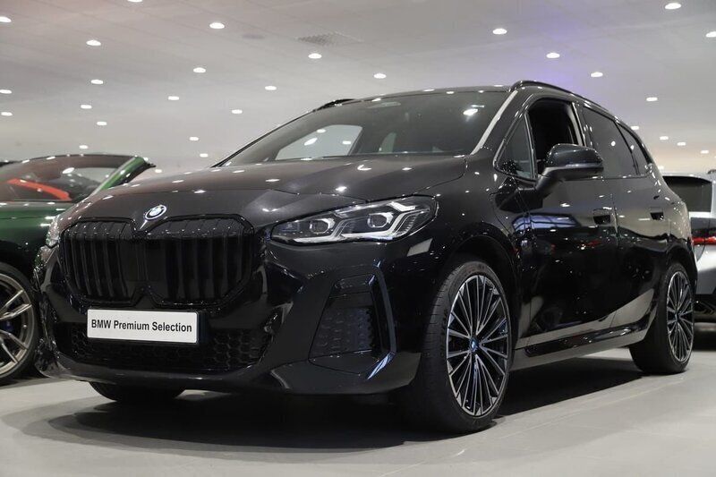 Svart Begagnad 2023 BMW 230e Active Tourer M Sport Minibuss | 499 000 kr - Bild 1/3