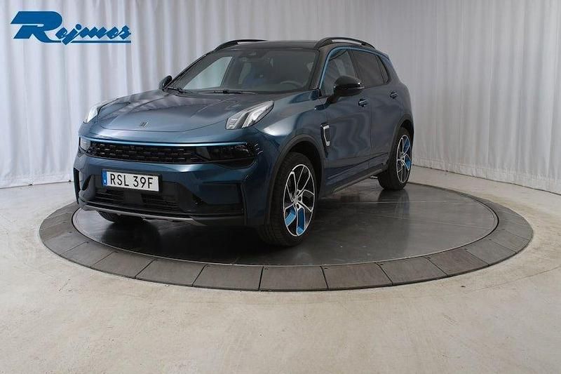 Blå (blå metallic) Begagnad 2023 Lynk & Co 01 SUV | 309 800 kr (Marknadspris) - Bild 1/4