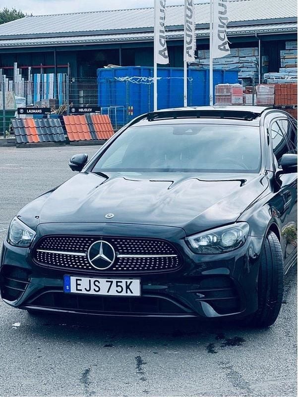 Svart Begagnad 2021 Mercedes E220 AMG line Kombi | 440 000 kr (Lite dyr) - Bild 1/4