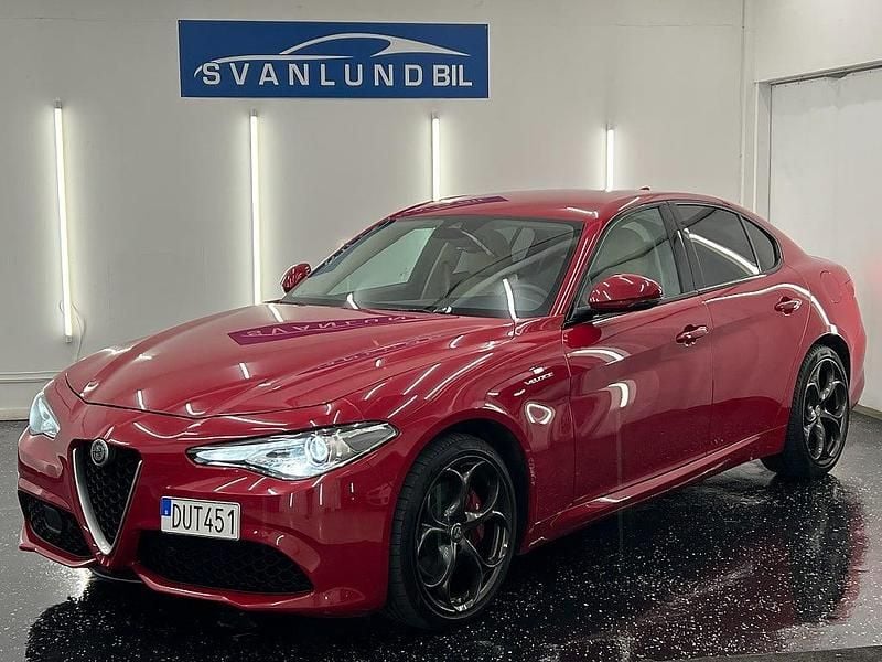 Röd Begagnad 2018 Alfa Romeo Giulia Veloce Sedan | 259 800 kr (Lite dyr) - Bild 1/4