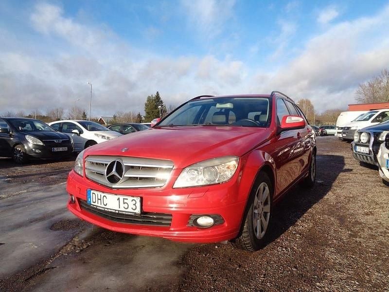 Ljusröd (röd) Begagnad 2009 Mercedes C200 Classic Kombi | 59 900 kr (Bra pris) - Bild 1/4