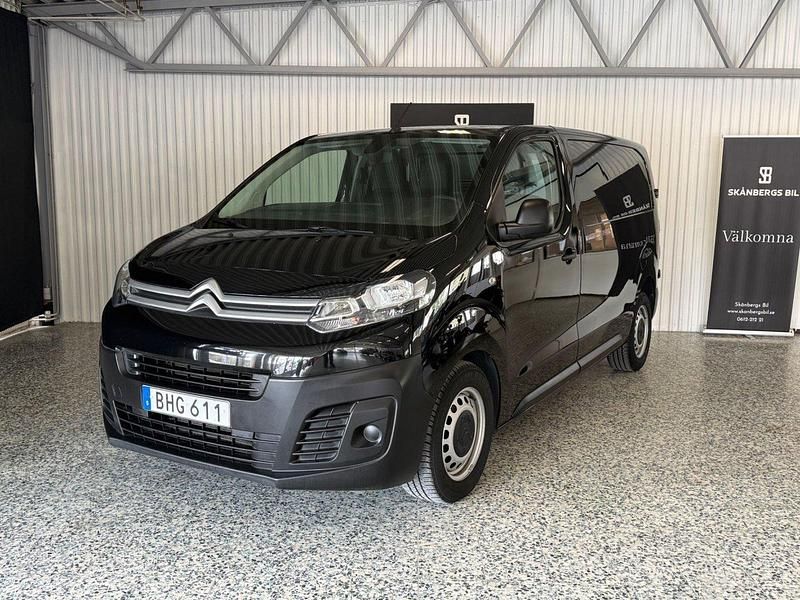 Svart Begagnad 2017 Citroën Jumpy Minibuss | 164 900 kr (Marknadspris) - Bild 1/4
