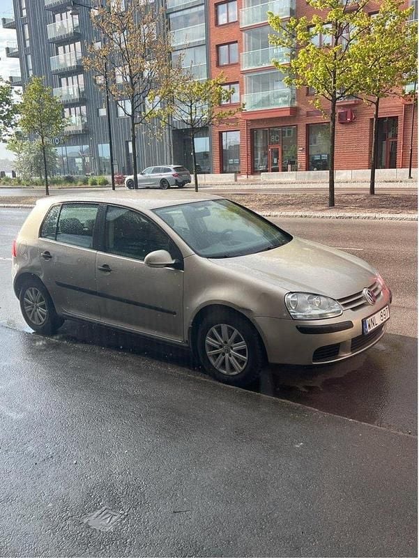 Brun Begagnad 2005 VW Golf IV Trendline Halvkombi | 21 000 kr (Marknadspris) - Bild 1/4