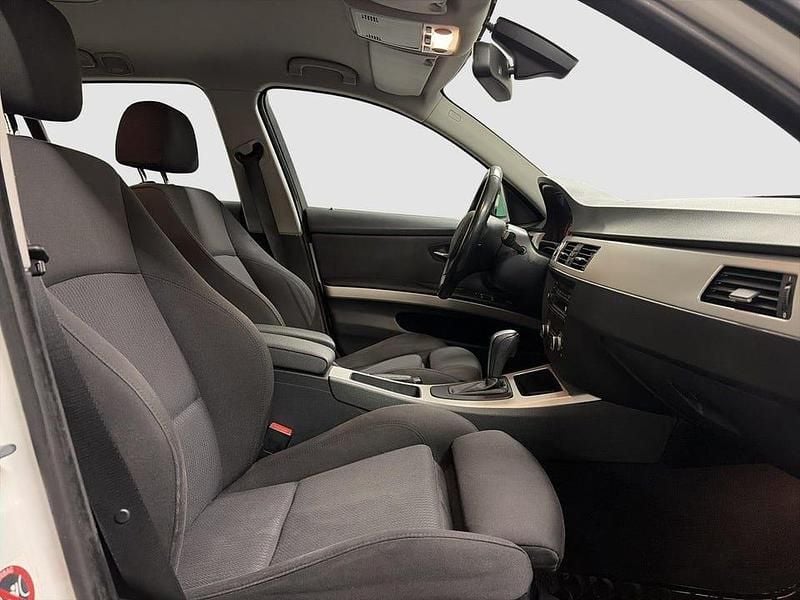 Begagnad BMW 320 Comfort Edition 177 HK (130 kW) 2009 Vit Kombi