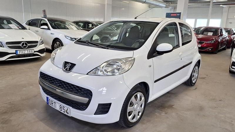 Vit Begagnad 2012 Peugeot 107 Halvkombi | 42 000 kr (Marknadspris) - Bild 1/3
